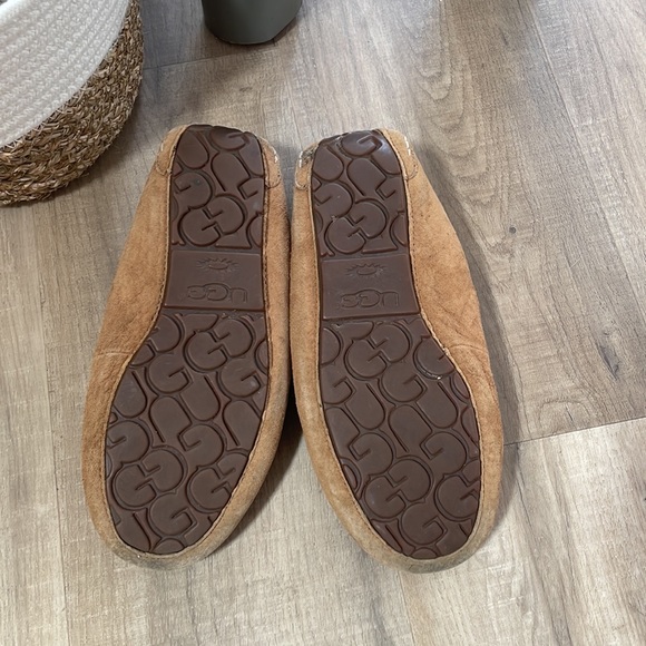 Rare Hawaiian stamped Ugg slippers - Picture 3 of 4